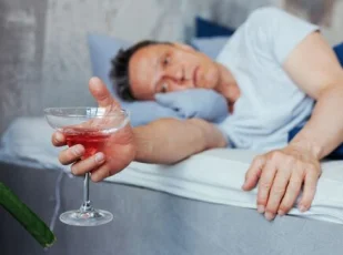 мужчина с бокалом