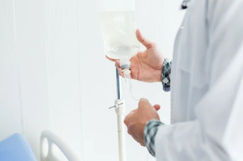 врач устанавливает капельницу для вывода из запоя