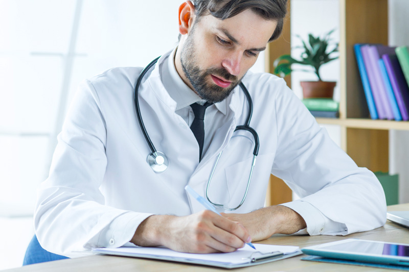 врач заполняет карту ребенка с нервными тиками