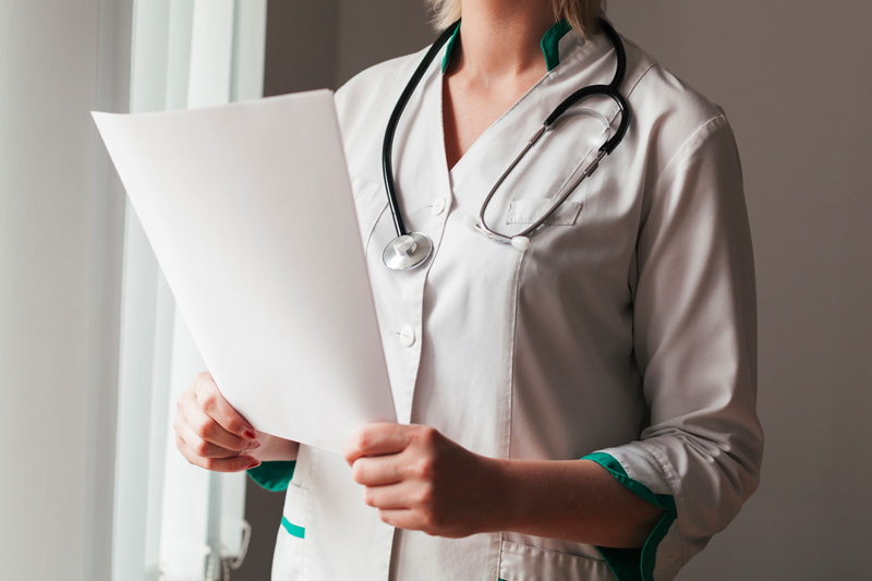 доктор с бланком о посмертной психолого-психиатрической экспертизе